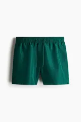 Short de baño verde esmeralda con cintura elástica y cordón ajustable.
