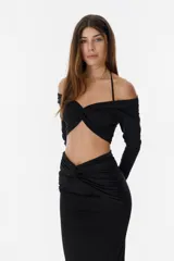 Top de lycra negro con nudo delantero y diseño de manga larga.