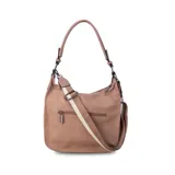 Bandolera negra de cuero sintético con asa de hombro y correa regulable. Cuenta con un bolsillo frontal con cierre y un bolsillo dorsal con cierre.