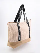 Bolso tote de paja color beige con base de arpillera marrón y asas de cinta negra con la inscripción "Hello Summer".