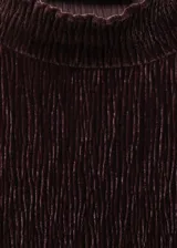 Camiseta sin mangas de terciopelo marrón chocolate con cuello perkins y corte recto.