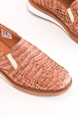Slip-on deportivos de cuero color marrón con estampado de piel de cocodrilo, suela de goma blanca y plantilla acolchada.