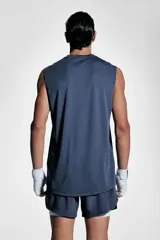 Musculosa deportiva azul marino de tejido funcional DryMove™ con cuello redondo ribeteado acanalado y espalda algo más larga.