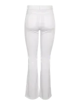 Pantalón de jean blanco, corte slim fit y tiro alto, con botamanga acampanada. Cierre frontal con botón y cremallera.