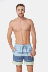 Short de baño celeste con rayas horizontales en tonos de azul, blanco y verde.