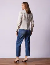 Camisa blanca de satén, marca Tahari. Cuello con solapa y escote en V. Abertura central con botones. Manga larga con puño y botón.