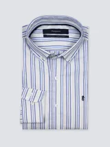 Camisa de hombre de algodón a rayas verticales azules y blancas, con cuello abotonado y logo bordado en el pecho. Marca Tranquera.