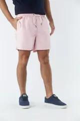 Short de baño celeste liso, con cintura elástica ajustable con cordón negro, dos bolsillos delanteros y uno trasero.