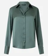 Camisa de satén color verde oliva, de manga larga con puños abotonados y cuello inglés.