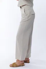 Pantalón negro de vestir de lino, de corte recto y tiro alto.