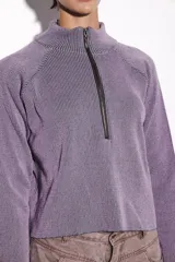 Sweater lila de punto con cuello alto y cierre de cremallera metálica.