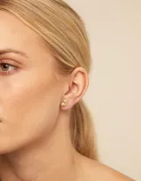 Aro piercing de aleación de metales bañado en plata con forma de corazón.