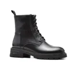 Bota de cuero color bordó, con cordones y suela track negra.