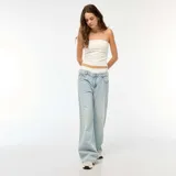 Pantalón jean celeste de corte ancho, tiro alto y efecto calzoncillo a la vista.