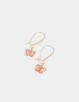 Aros colgantes dorados con dije de mariposa rosa.