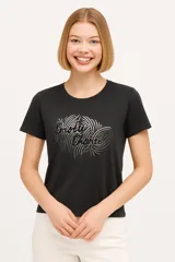 Remera negra de manga corta con estampado plateado y cuello redondo.