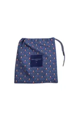 Short de baño color arena con estampado geométrico en tonos celeste y blanco. Cuenta con cintura elástica ajustable con cordón, dos bolsillos laterales, un bolsillo trasero, suspensor interno y logo bordado.