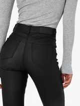 Pantalón skinny negro de tiro alto con textura encerada.