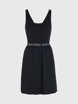 Vestido corto negro de Calvin Klein Jeans con corte evasé, breteles anchos y espalda deportiva. Presenta una banda elástica con el logo de la marca en la cintura.