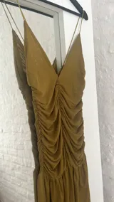 Vestido largo verde oliva de microtul con escote en V, breteles finos y fruncido en la parte delantera.
