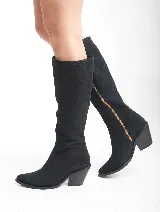 Bota alta color beige de cuero gamuzado, con punta fina y cierre lateral. Tiene un taco de madera con forma geométrica.