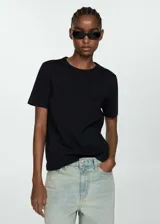 Camiseta negra de manga corta y cuello redondo.