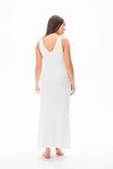 Vestido largo blanco de punto acanalado, con escote en V y corte ajustado.