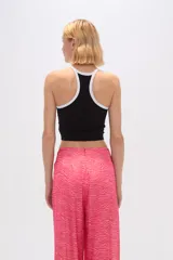 Top blanco de poliamida, corte cropped, al cuerpo y cuello a la base con ribete verde.