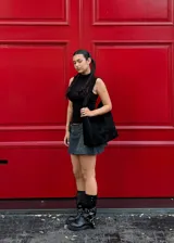 Bolso de hombro grande de gamuza negra con forro de ecocuero.