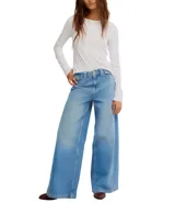 Jeans de mezclilla azul claro con corte palazzo extremadamente ancho y tiro alto. Presentan un efecto degradado o teñido que oscurece el color hacia los bajos de las piernas.