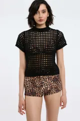 Top negro calado de tejido de punto con cuello alto y mangas cortas.