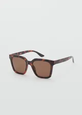 Lentes de sol cuadrados con montura de carey marrón y lentes marrones. Fabricados con residuos post-industriales reciclados de procesos de fabricación de gafas de policarbonato.