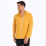 Cortaviento gris con detalles en naranja, ultra liviano, de secado rápido, con capucha y bolsillos internos.