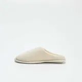 Pantuflas cerradas color beige con interior de felpa.
