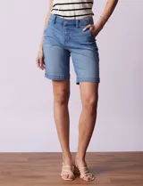 Bermuda de jean elastizada azul, marca One Five One. Tiene pretina con pasadores, botón y cierre. Delantera con bolsillos y trasera con bolsillos simulados.