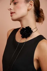 Gargantilla negra con flor de tela y tiras finas.