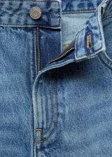 Pantalón de jean celeste, de corte recto, con tiro medio, cierre de cremallera y botón, trabillas, dos bolsillos delanteros, bolsillo monedero y dos bolsillos de parche en la parte posterior.