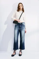 Pantalón jean de corte oxford tiro alto, con pierna ancha desde la cadera y largo midi. Confeccionado en denim azul con elastano, lavado con localizado y bigotes. Cierre y botón. Forrería en bolsillos estampada con logo de la marca.