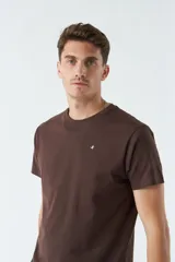Remera básica color marrón claro, de corte regular, manga corta, cuello redondo y logo bordado en el pecho.