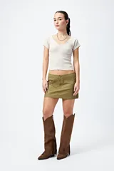 Remera cropped color beige, de ribb con escote en V y mangas cortas con terminación de dobladillo.