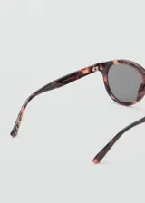 Gafas de sol de diseño redondo con montura de pasta en estampado de carey. Cuentan con cristales oscuros que ofrecen protección UV total con filtro de categoría 3 y están fabricadas con policarbonato reciclado.