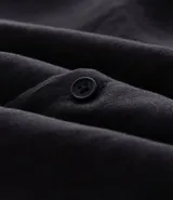 Camisa masculina de lino negro, modelo boxy, con cuello bowling y manga corta.