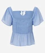 Blusa peplum de chiffon celeste con lunares blancos, escote cuadrado con lazo, mangas cortas godê, lastex en la espalda y pedrería de strass aplicada.