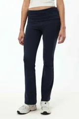 Calza de corte wide leg, con cintura ancha ajustable y diseño moderno.