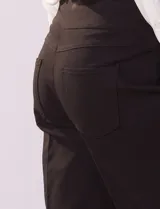 Pantalón negro de gabardina elastizada, marca Ruby Rd. Diseño pull-on con bolsillos simulados en la parte delantera y bolsillos aplicados en la parte trasera.