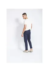 Pantalón de vestir azul marino, de corte recto, con bolsillos laterales y traseros. Se ajusta a la cintura con cinturón de cuero marrón.