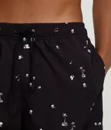 Bermuda de microfibra negra, tipo playera, con cintura elástica ajustable mediante cordón y bolsillos laterales. Presenta una estampa repetida de pequeñas calaveras y palmeras en color blanco.