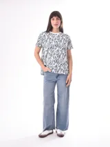 Remera celeste con estampado de hojas blancas.
