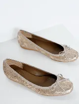 Ballerinas con estampado animal print, con moño decorativo en la punta y ribete negro.