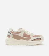 Championes jogging color rosa y blanco, con cordones y suela gruesa.